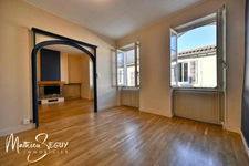 Ancienne maison du menuisier avec son atelier au coeur du village de Millery