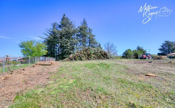 Jolie terrain avec vue pour accueillir tous vos projets de vie ! 
