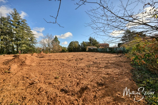 Un terrain verdoyant pour accueillir votre future maison