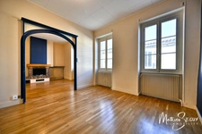 Ancienne maison du menuisier avec son atelier au coeur du village de Millery