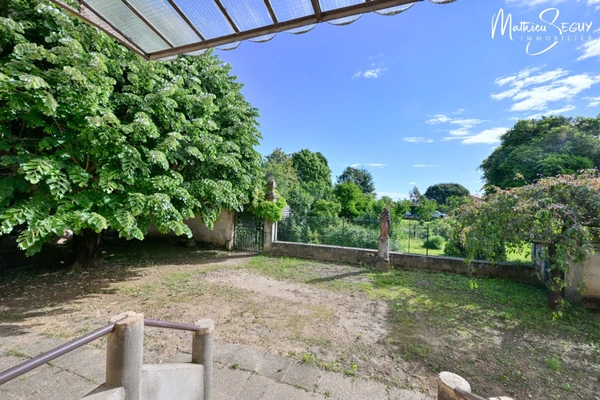MILLERY – Beau potentiel pour cette maison P7 avec jardin, sous-sol et dépendances