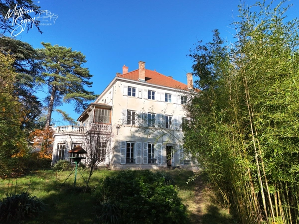 Découvrez l'élégance intemporelle de cette Maison de Maître d'exception à rénover