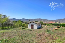 Terrain à construire avec bâti à conserver ou à démolir pour contruire votre habitat de demain