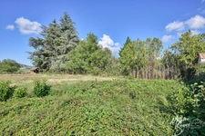 Un joli terrain recherche ses futurs propriétaires pour implanter un nouveau projet de vie!