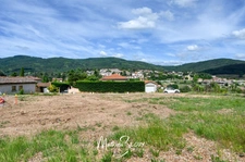 Un terrain verdoyant pour accueillir votre future maison
