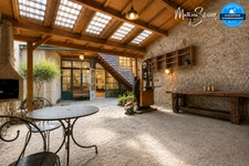 Ancienne maison du menuisier avec son atelier au coeur du village de Millery
