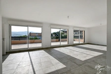 Discover this new apartment combining elegance and convenience!