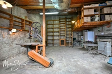 Ancienne maison du menuisier avec son atelier au coeur du village de Millery