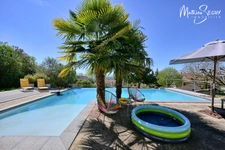 Propriété exceptionnelle à VALEILLE (42) avec parc agréamenté d'une piscine à débordement