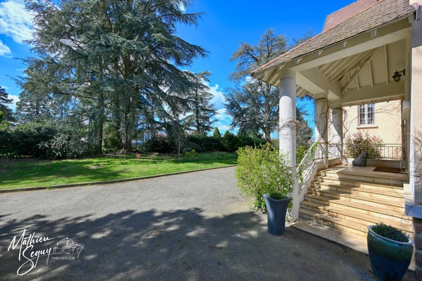 CHAZELLES SUR LYON - Propriété de Prestige