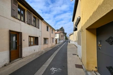 SAINT GENIS LAVAL - Maison de village avec courette