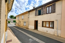 SAINT GENIS LAVAL - Maison de village avec courette