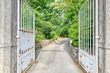 Discover the timeless elegance of this exceptional mansion. 