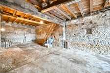 MILLERY – UN LIEU DE VIE UNIQUE À IMAGINER: Maisonnette avec dépendances à potentiel, 25m² d’extérieur / sur une parcelle bâtie de 290m²