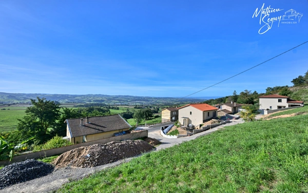 Terrain constructible, bien orienté, dégagé et offrant de nombreuses possibilités !