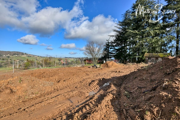 Jolie terrain avec vue pour accueillir tous vos projets de vie ! 