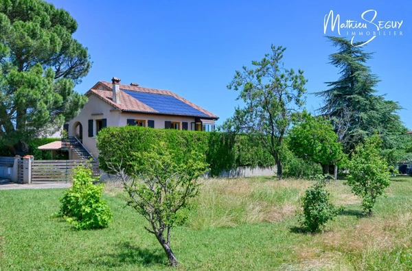 Grande maison P7 sur un grand terrain au coeur de SAINT JEAN DE TOUSLAS