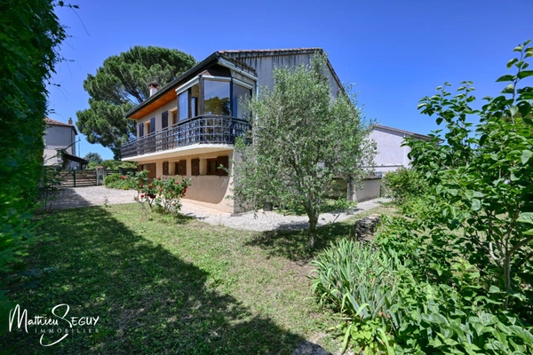 Grande maison P7 sur un grand terrain au coeur de SAINT JEAN DE TOUSLAS