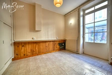 Ancienne maison du menuisier avec son atelier au coeur du village de Millery