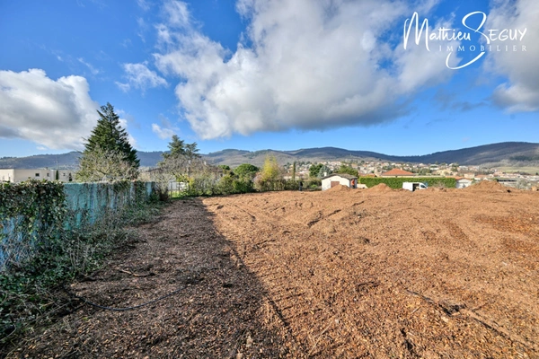 Un joli terrain recherche ses futurs propriétaires pour implanter un nouveau projet de vie!