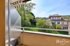 YZERON - Agréable appartement grand T3 avec balcon et vue  + stationnement dans garage fermé