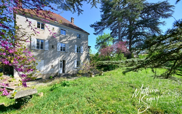 Découvrez l'élégance intemporelle de cette Maison de Maître d'exception à rénover