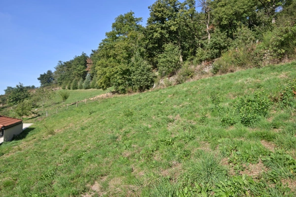 Terrain constructible, bien situé, ensoleillé et offrant un fort potentiel !