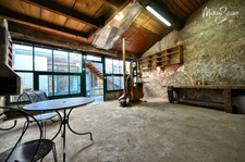 Ancienne maison du menuisier avec son atelier au coeur du village de Millery