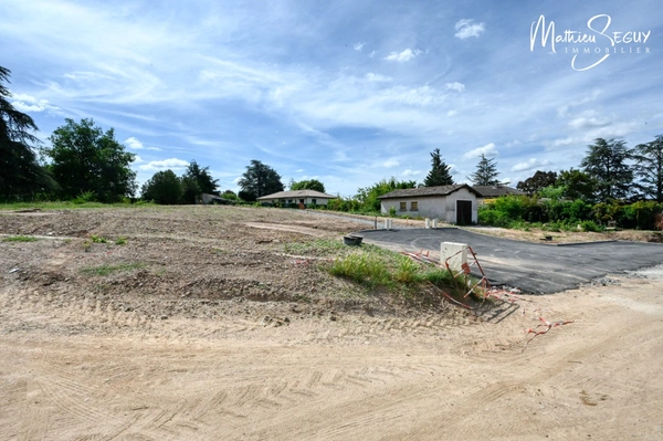 Jolie terrain avec vue pour accueillir tous vos projets de vie ! 