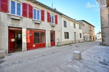 Ancienne maison du menuisier avec son atelier au coeur du village de Millery