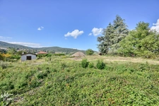 Un terrain verdoyant pour accueillir votre future maison