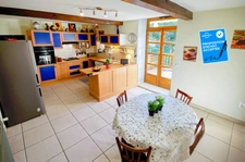 Découvrez cette spacieuse maison au cœur d'un hameau de charme avec jardin