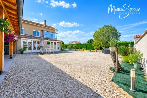 Maison à vendre 6 pièces SAINT ANDRE LE PUY avec grand terrain (42)