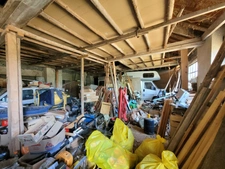 Jolie maison de 142 m² (120m² loi Carrez), couverture de la toiture neuve, avec terrasse couverte, ateliers et grange (couverture neuve) de 101 m² sur un terrain arboré et sans vis-à-vis de 2111 m².