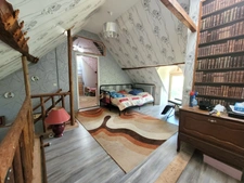 Jolie maison de 142 m² (120m² loi Carrez), couverture de la toiture neuve, avec terrasse couverte, ateliers et grange (couverture neuve) de 101 m² sur un terrain arboré et sans vis-à-vis de 2111 m².