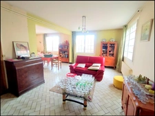 Maison de 142 m² et dépendances sur 483 m² de terrain.
