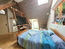 Jolie maison de 142 m² (120m² loi Carrez), couverture de la toiture neuve, avec terrasse couverte, ateliers et grange (couverture neuve) de 101 m² sur un terrain arboré et sans vis-à-vis de 2111 m².