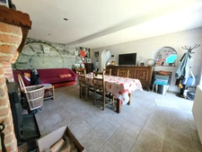 Jolie maison de 142 m² (120m² loi Carrez), couverture de la toiture neuve, avec terrasse couverte, ateliers et grange (couverture neuve) de 101 m² sur un terrain arboré et sans vis-à-vis de 2111 m².
