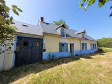 Jolie maison de 142 m² (120m² loi Carrez), couverture de la toiture neuve, avec terrasse couverte, ateliers et grange (couverture neuve) de 101 m² sur un terrain arboré et sans vis-à-vis de 2111 m².