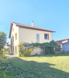 À moins de 10 minutes de Riom et 20 minutes de Clermont-Ferrand. 
