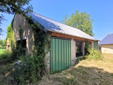 Jolie maison de 142 m² (120m² loi Carrez), couverture de la toiture neuve, avec terrasse couverte, ateliers et grange (couverture neuve) de 101 m² sur un terrain arboré et sans vis-à-vis de 2111 m².