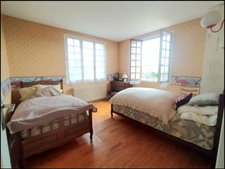 Maison de 142 m² et dépendances sur 483 m² de terrain.