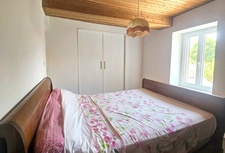 En exclusivité, à moins de 10 minutes de Riom et 20 minutes de Clermont-Ferrand. A 200 mètres de l'école du village et des transports scolaires pour les collèges et lycées.