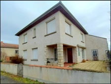 Maison de 142 m² et dépendances sur 483 m² de terrain.