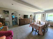Jolie maison de 142 m² (120m² loi Carrez), couverture de la toiture neuve, avec terrasse couverte, ateliers et grange (couverture neuve) de 101 m² sur un terrain arboré et sans vis-à-vis de 2111 m².