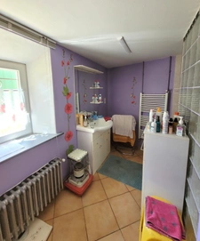 Jolie maison de 142 m² (120m² loi Carrez), couverture de la toiture neuve, avec terrasse couverte, ateliers et grange (couverture neuve) de 101 m² sur un terrain arboré et sans vis-à-vis de 2111 m².