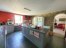 Jolie maison de 142 m² (120m² loi Carrez), couverture de la toiture neuve, avec terrasse couverte, ateliers et grange (couverture neuve) de 101 m² sur un terrain arboré et sans vis-à-vis de 2111 m².