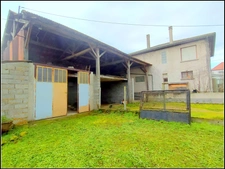 Maison de 142 m² et dépendances sur 483 m² de terrain.