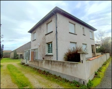 Maison de 142 m² et dépendances sur 483 m² de terrain.