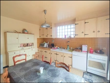 Maison de 142 m² et dépendances sur 483 m² de terrain.